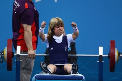 La británica Zoe Newson celebra el bronce que consiguió en levantamiento de peso femenino de 40 kg.