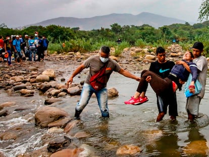 Ciudadanos venezolanos intentan cruzar la frontera con Colombia cerca de Cúcuta, el pasado mes de marzo.