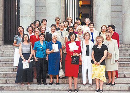 Un grupo de científicas con Rolf Tarrach, en la presentación de una revista científica.