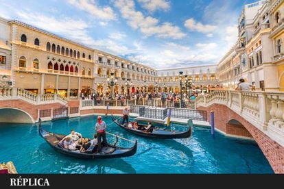 El Venetian Resort Hotel Casino de Las Vegas (Nevada) recrea el Puente Rialto, el Campanile, el Gran Canal o la plaza San Marcos; estas dos últimas zonas, donde se concentran la mayoría de tiendas y restaurantes, cuentan con un techo artificial que produce la impresión de estar en un permanente mediodía soleado. El complejo, con más de 4.000 suites, 10 piscinas al aire libre y un casino que ocupa más de 11.000 metros cuadrados, abrió en 1999 con suelta de palomas blancas, trompetas, gondoleros cantando y la actriz Sophia Loren acompañando al propietario, Sheldon G. Adelson, en el bautizo de la primera góndola.