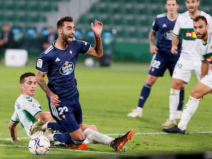 El centrocampista del Celta Brais Méndez cae en el área del Elche tras una entrada de Iván Marcone.