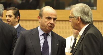 Luis de Guindos habla con el presidente del Eurogrupo, Jean-Claude Juncker.