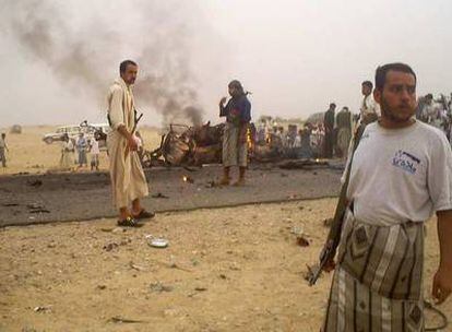 Guardias de seguridad inspeccionan el lugar del atentado con coche bomba en Yemen.
