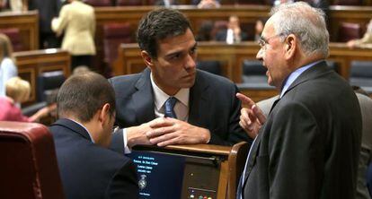 Pedro Sánchez conversa con Alfonso Guerra en el Congreso.