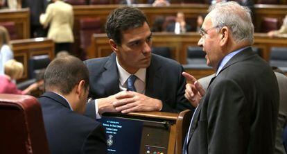 Pedro S&aacute;nchez conversa con Alfonso Guerra en el Congreso.