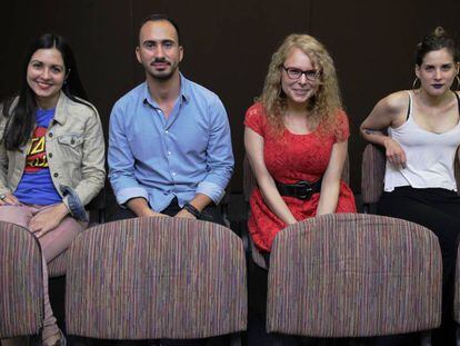 Los escritores ochenteros Liliana Colanzi, Carlos Fonseca, Jennifer Thorndike y Paulina Flores, en la Feria Internacional del Libro de Guadalajara.