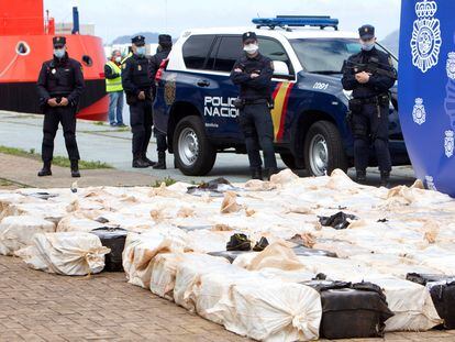Efectivos de la policía muestran las cuatro toneladas de cocaína incautadas en una reciente operación contra el narcotráfico en Vigo.