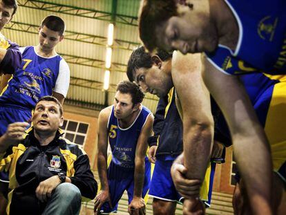 Osvaldo Márquez es un pequeño empresario uruguayo que tiene un hijo con síndrome de Down, su otra pasión es entrenar a los chicos del club Aderes de baloncesto.