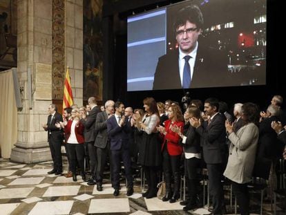 Miembros del Govern aplauden la intervención por videoconferencia del expresidente Carles Puigdemont, en el Palau