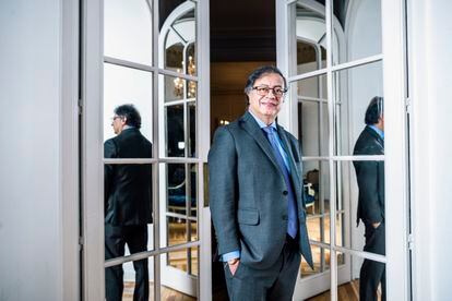 El presidente de Colombia, Gustavo Petro, posa en la Embajada de su país en Madrid.