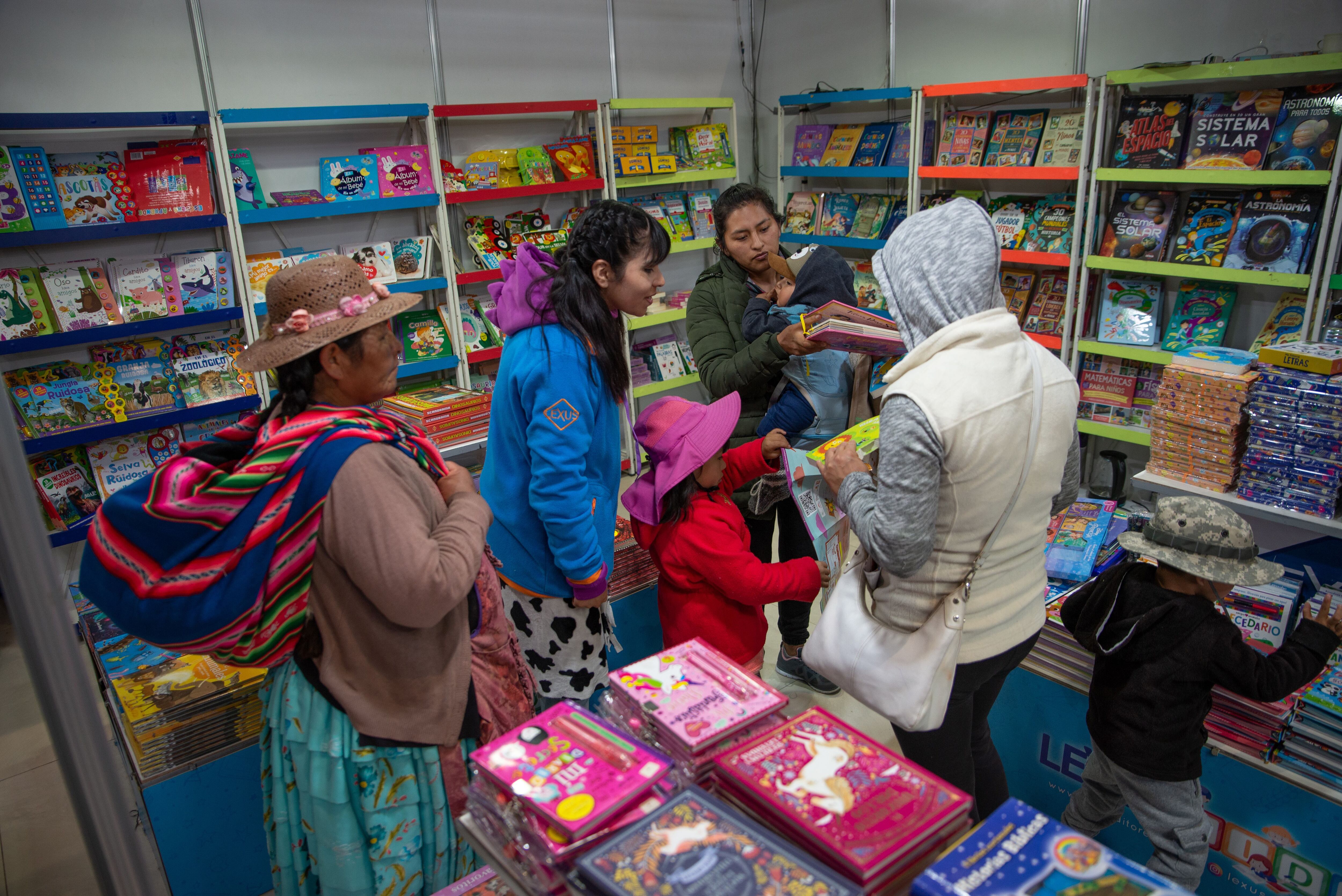 Pobladores visitan la primera versión de la feria Internacional del libro El Alto.