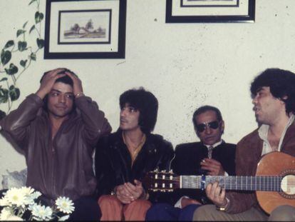 Los Chunguitos en 1985 junto a su padre (el cantaor Gonzalo Salazar, segundo por la derecha), en el salón del piso que la familia tenía en Vallecas (Madrid).