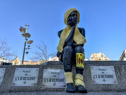 Carteles pegados junto a la estatua de Maria del Mar Cabezas en la plaza de la Constitución.