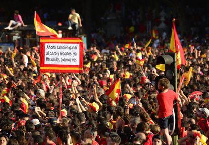 Una marea roja acompañó a la selección tras su regreso a España.