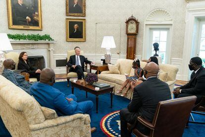 La reunión entre Joe Biden, presidente de EE UU, y la familia de George Floyd, en la Casa Blanca, este martes.