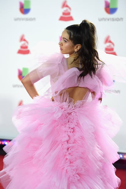 Con su coleta y característicos aros, Rosalía recurrió al rosa, uno de sus colores favoritos en la alfombra roja.