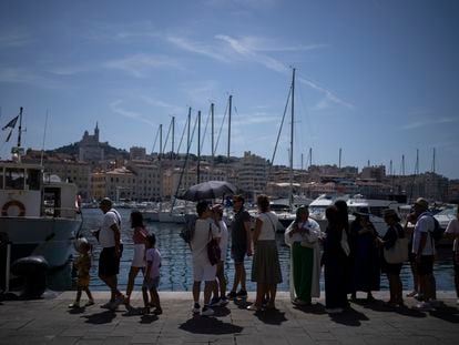 Un grupo de turistas hace cola para coger un ferri en Marsella, al sur de Francia, este sábado.