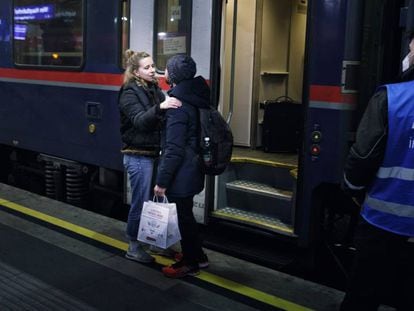 Dos mujeres se despiden en un andén de la Estación Central de Viena antes de la partida de un tren nocturno.