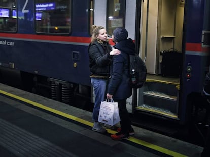 Dos mujeres se despiden en un andén de la Estación Central de Viena antes de la partida de un tren nocturno.