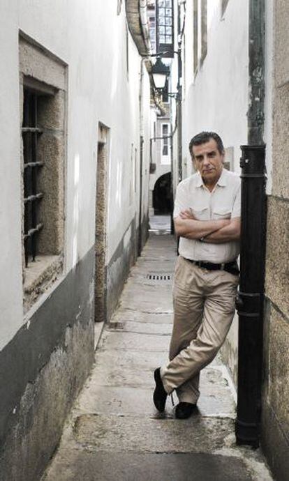 Manuel Guede, en el callejón santiagués de Entrerrúas.