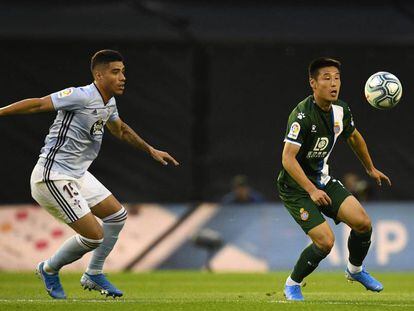 Wu Lei domina el balón ante Olaza en el Celta-Espanyol.