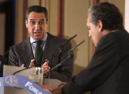 Eduardo Zaplana (de frente) y Diego López Garrido, durante el debate.