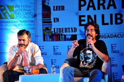 Pedro Salmerón (d), durante una conferencia en México.