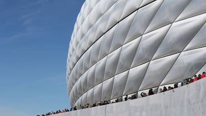 Espectadores ante el estadio Allianz Arena de Múnich el pasado 8 de marzo, antes de la suspensión de la Bundesliga alemana por la extensión del coronavirus.
