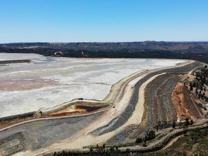 Vista parcial de la balsa de Aguzadera, en la mina de Riotinto (Huelva).