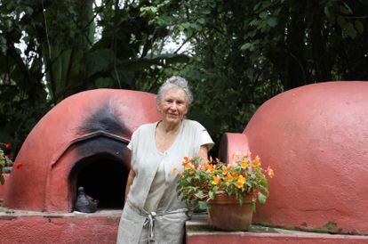 La escritora y experta culinaria Diana Kennedy frente a un horno de pan en Zitácuaro, Michoacán, en 2008.