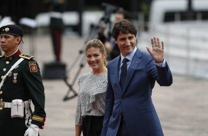 Trudeau y su esposa, Sophie Grégoire, a su llegada a México. El primer ministro canadiense se reunirá con el mandatario mexicano Enrique Peña Nieto la tarde de este jueves en Palacio Nacional. La visita de Trudeau se produce en medio de la cuarta ronda de negociaciones por el Tratado de Libre Comercio, que une a ambos países y EE UU.