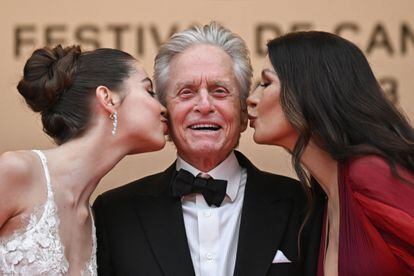 La actriz británica Catherine Zeta-Jones (derecha) y su hija Carys besan a Michael Douglas en la alfombra roja el 16 de mayo en Cannes.