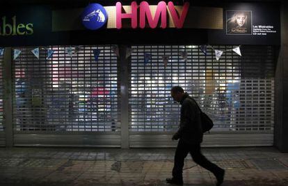 Un hombre pasa frente a la tienda de HMV en Oxford Street, Londres