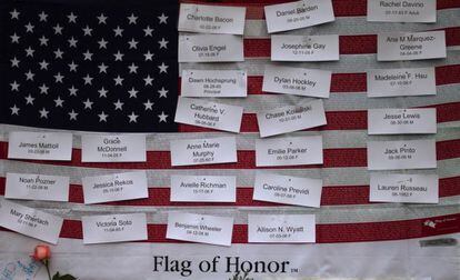 Bandera de honor con los nombres de los asesinados en la Escuela de Primaria Sandy Hook Newtown, Connecticut.