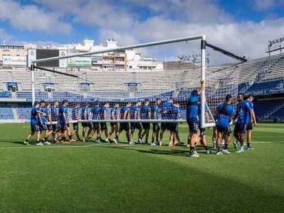 La plantilla del CD Tenerife transporta una portería durante el entrenamiento del 16 de junio en el Heliodoro Rodríguez López.