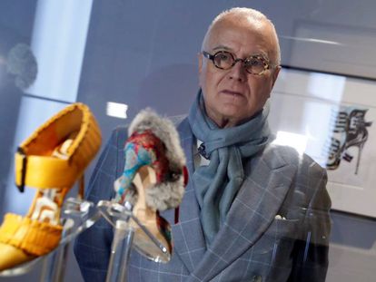 Manolo Blahnik, el pasado 2 de diciembre en una de las salas de la exposici&oacute;n dedicada a sus zapatos.