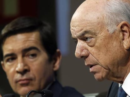 Carlos Torres, consejero delegado de BBVA (al fondo), junto a Francisco Gonz&aacute;lez, presidente de BBVA.