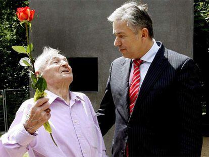 Rudolf Bradza (izquierda) y el alcalde de Berlín, Klaus Wowereit, en el homenaje a las víctimas gays del nazismo.