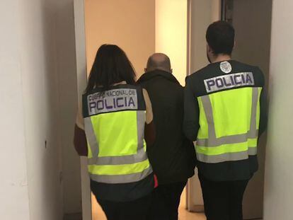 Dos agentes custodian al detenido en Albacete como presunto asesino de la mujer de Ciudad Lineal (Madrid).