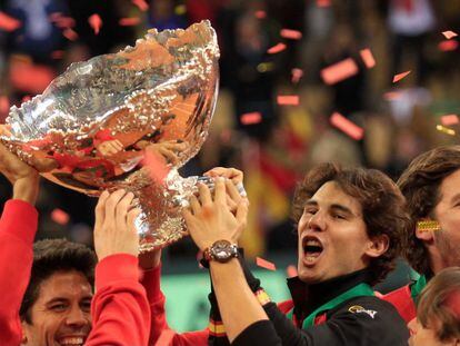 Rafa Nadal celebra tras ganar la Copa Davis en 2011 ante Argentina en Sevilla.