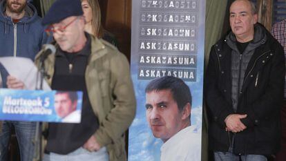 Martin Garitano, ex diputado general de Gipuzkoa, junto al cartel que anuncia el homenaje.