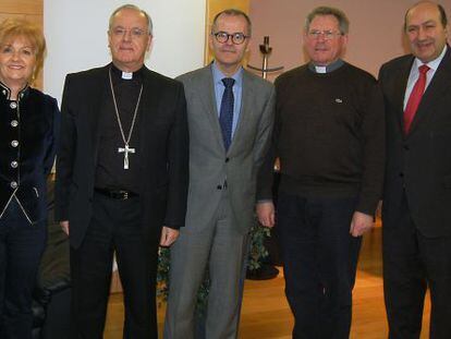 Jesús Vázquez (centro) junto al obispo y al deán de Ourense