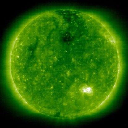 Gran mancha solar (la zona más brillante) en una imagen tomada por el sátélite <i>Soho</i> el 10 de julio de 2009.