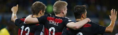 Müller, Schürrle y Özil celebran el gol del segundo.