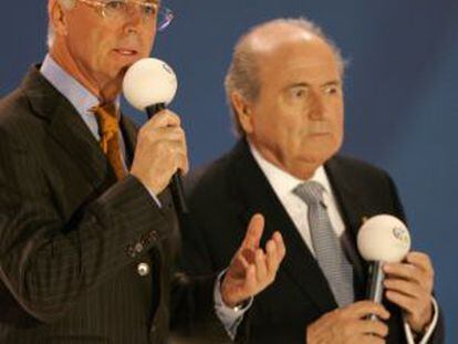 Beckenbauer, a la izquierda, y Joseph Blatter, durante un acto previo al Mundial de Alemania 2006