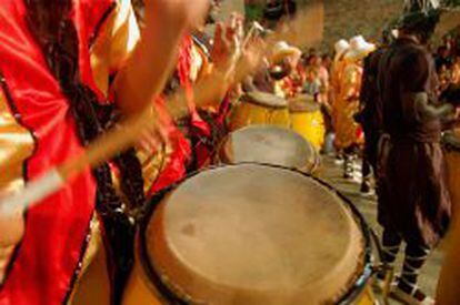M&aacute;s de 2.000 tambores suenan al un&iacute;sono en el desfile de Montevideo. 