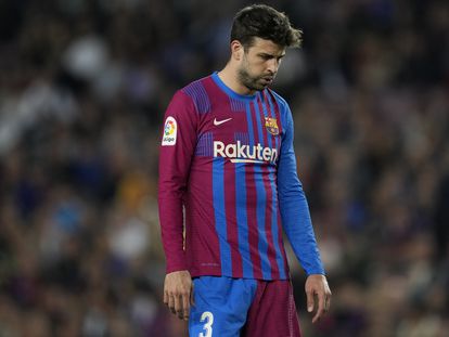 GRAF4209. BARCELONA, 03/11/2022.- Fotografía de archivo del pasado 1 de mayo de 2022 que muestra al defensa del FC Barcelona Gerard Piqué durante un partido de Liga en el Camp Nou. Piqué anunció este jueves su retirada del fútbol a cinco días de visitar El Sadar y que el partido del próximo sábado ante el Almería será el último encuentro que dispute en el Camp Nou, según publico en un vídeo publicado en sus redes sociales. EFE/Archivo/Alejandro Garcia
