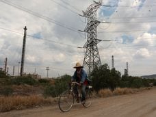 Un hombre pasea cerca de la planta de Tula, operada por la Comisión Federal de Electricidad.