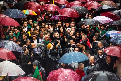 El candidato socialista, Pedro Nuno Santos, y el primer ministro dimisionario, António Costa, durante la tradicional 'arruada' que cierra su campaña electoral en Lisboa, este viernes. 