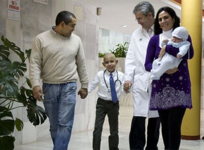 Andrés, con corbata, acompañado de su familia y el médico que le trató.